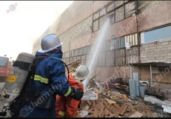 Խոշոր հրդեհ է բռնկվել Երևանի Արին Բերդի փողոցում գտնվող կահույքի արտադրամասում